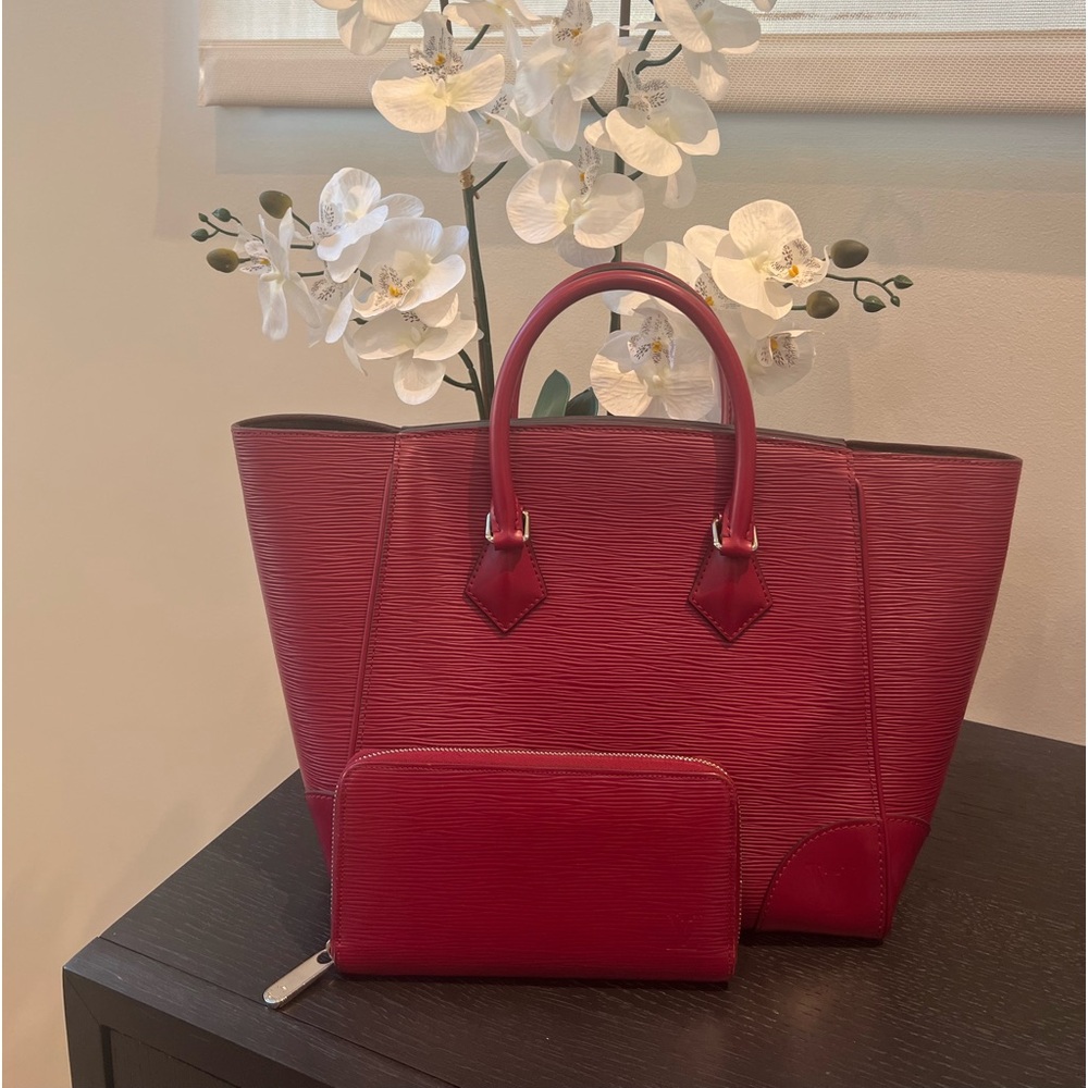🔥🔥🔥Louis Vuitton Phenix Epi Leather Tote with matching wallet!!